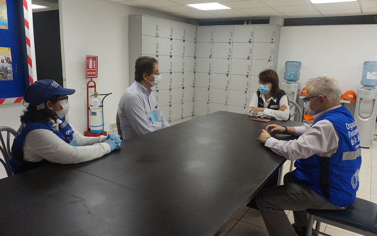 La Dra. Pilar Mazzetti, jefa del Comando de Operaciones Covid-19, recibió una donación de equipos de protección personal entregados por la Organización Panamericana de la Salud en el Centro Nacional de Abastecimiento de Recursos Estratégicos de Salud (CENARES)