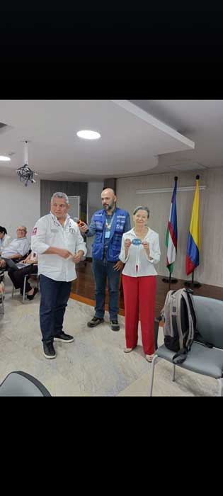 Consultor de OPS en compañia de dos autoridades de l a ciudad de cali donde se desarrollo la COP 16