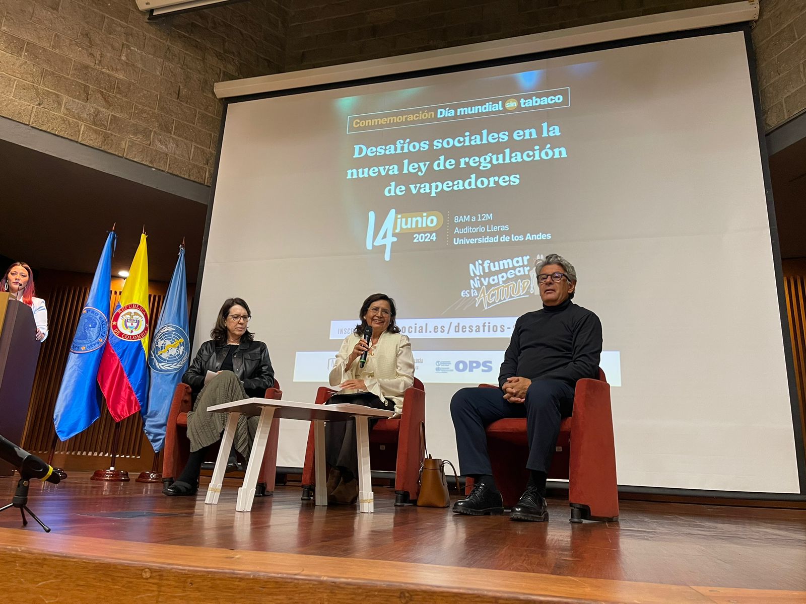 grupo de personas en mesa principal debatiendo