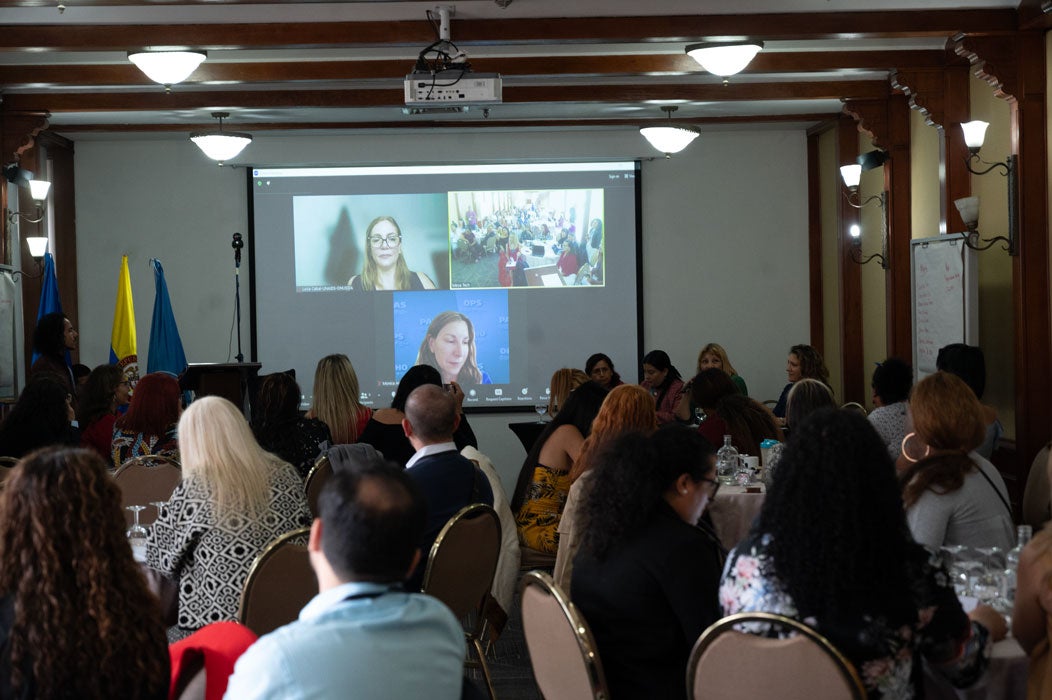 Grupo de personas en el taller de VIH