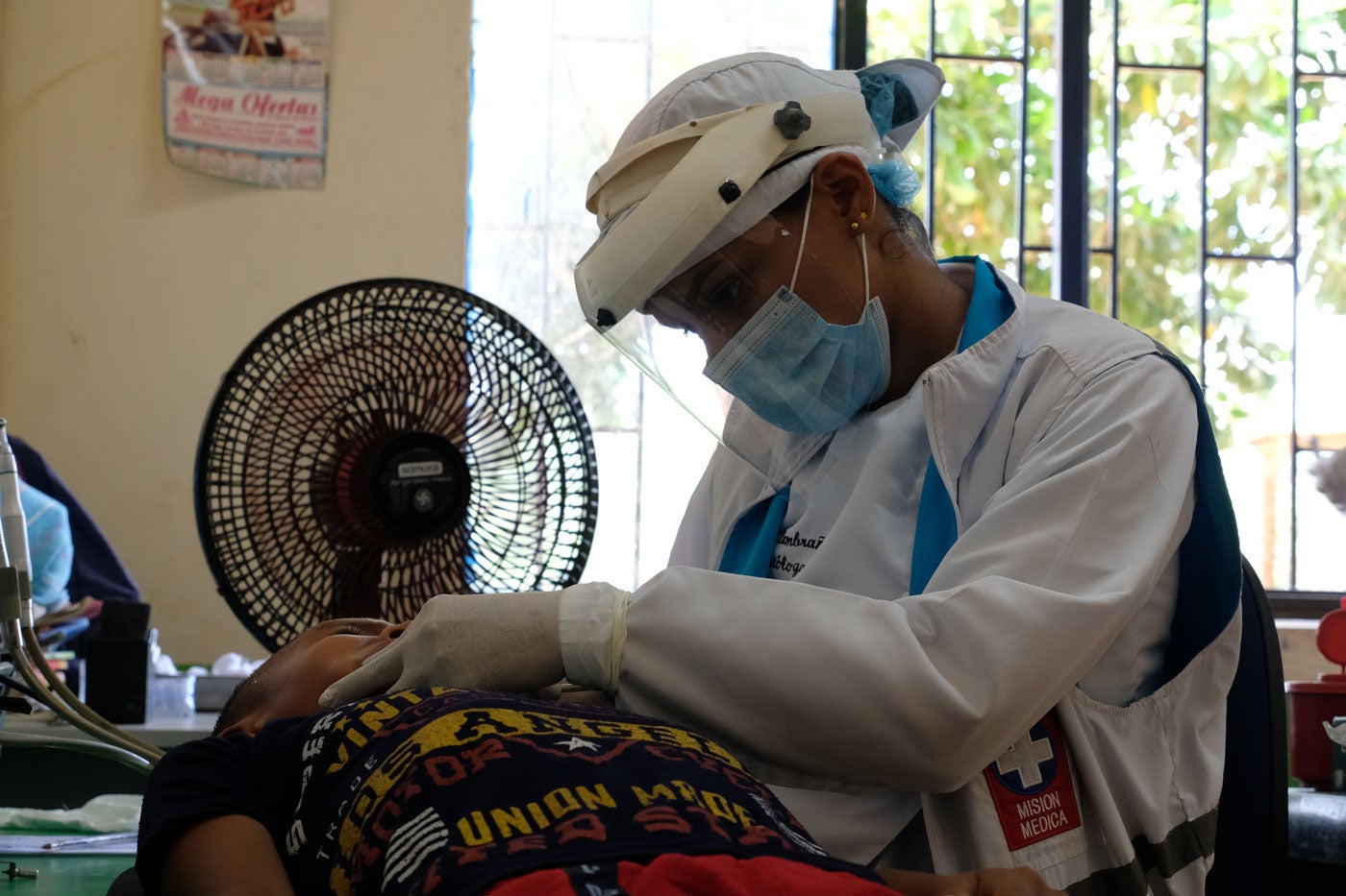 Medico aplicando examen