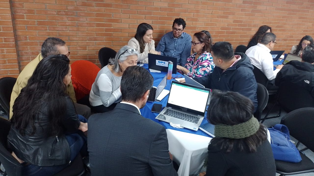 Varios en grupo de trabajo