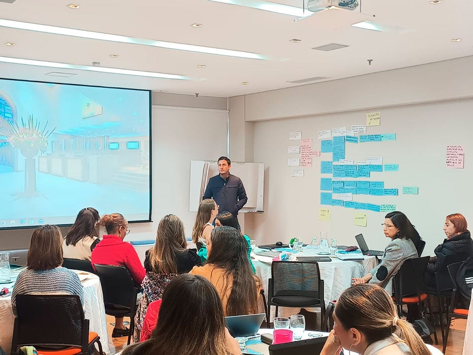 PERSONAS EN SESION DE TRABAJO