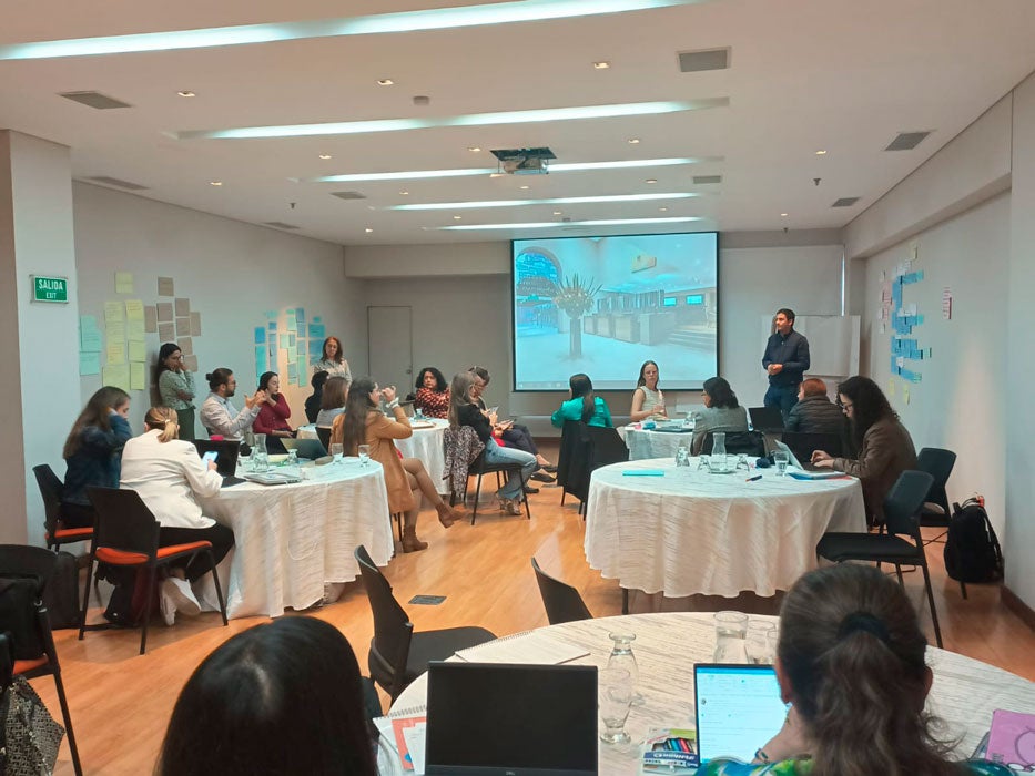 PERSONAS EN SESION DE TRABAJO FOTO 2