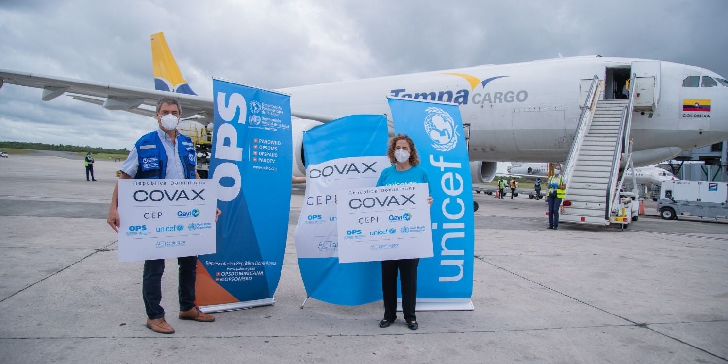 Representantes de OPS y UNICEF durante el recibimiento de vacunas