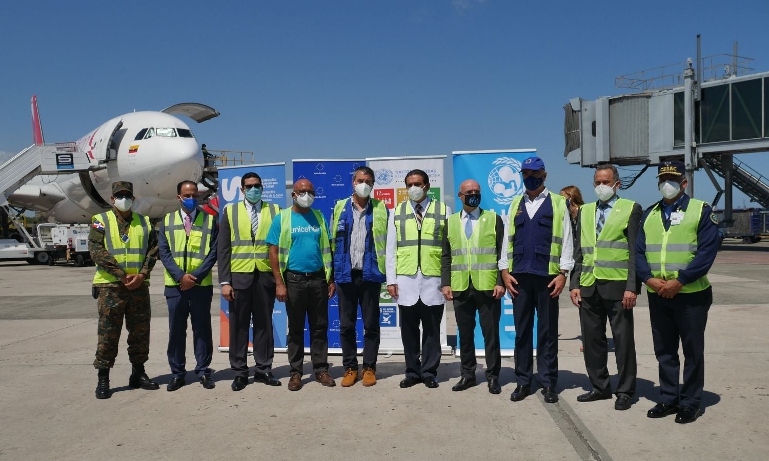 Autoridades durante el recibimiento de vacunas