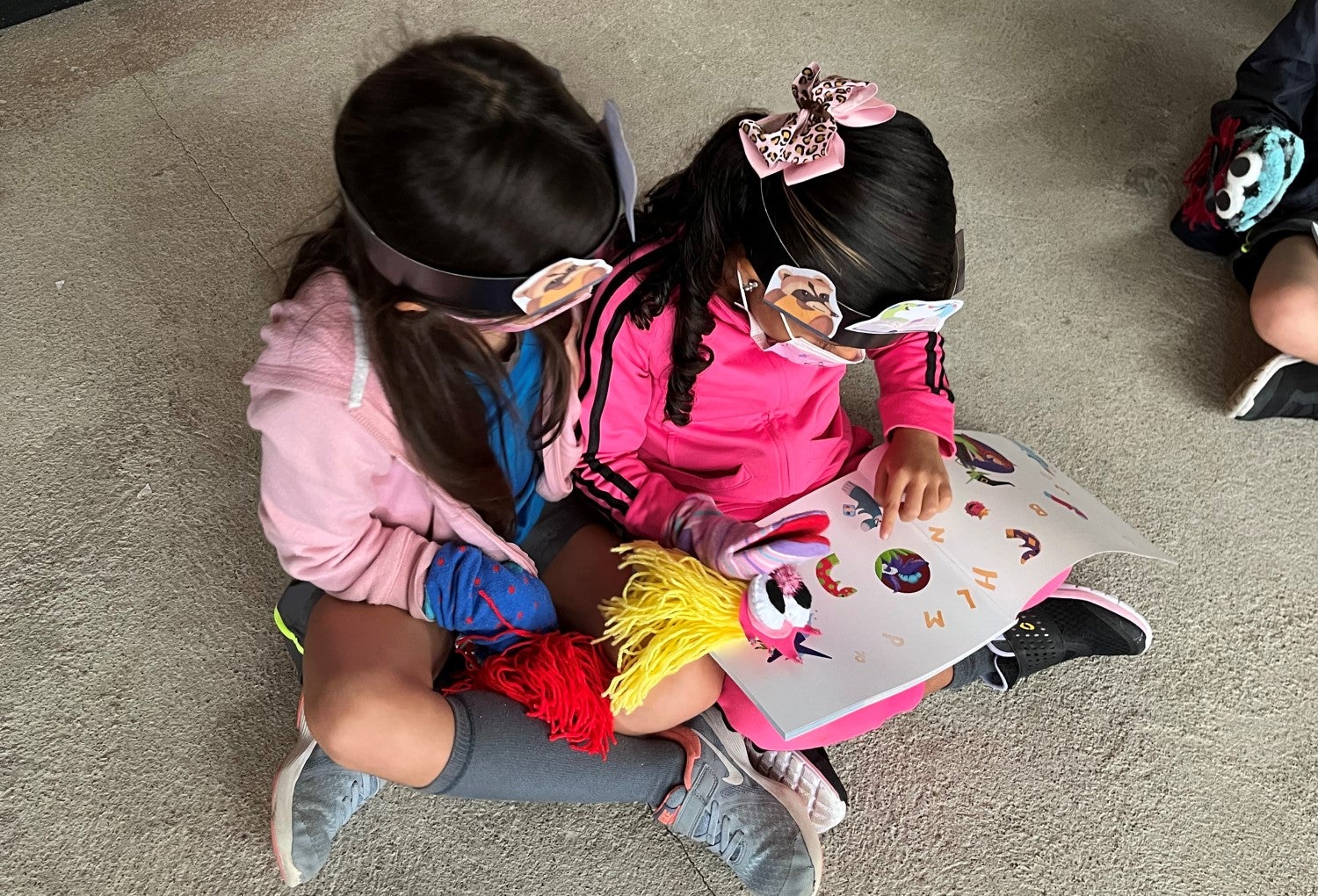 Niñas leyendo el libro