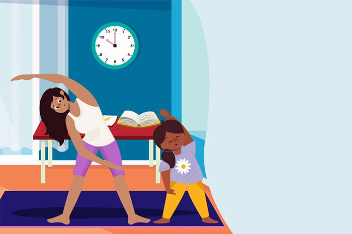 Madre e hija hacen ejercicio en la casa