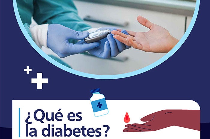 Trabajador de salud extrae sangre de paciente para medir el nivel de azucar