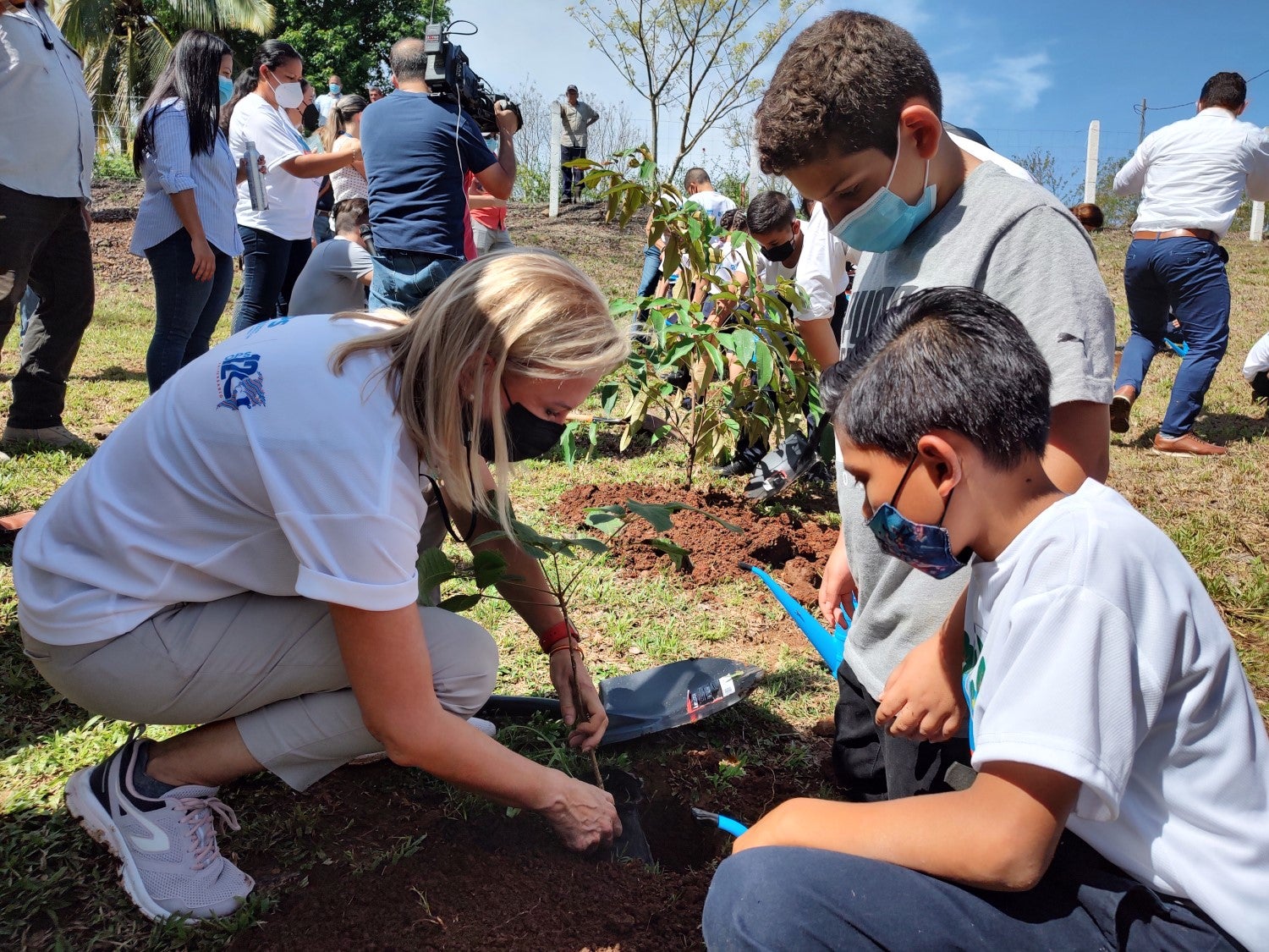 La doctora María Dolores Pérez, PWR Costa Rica siembra árbol