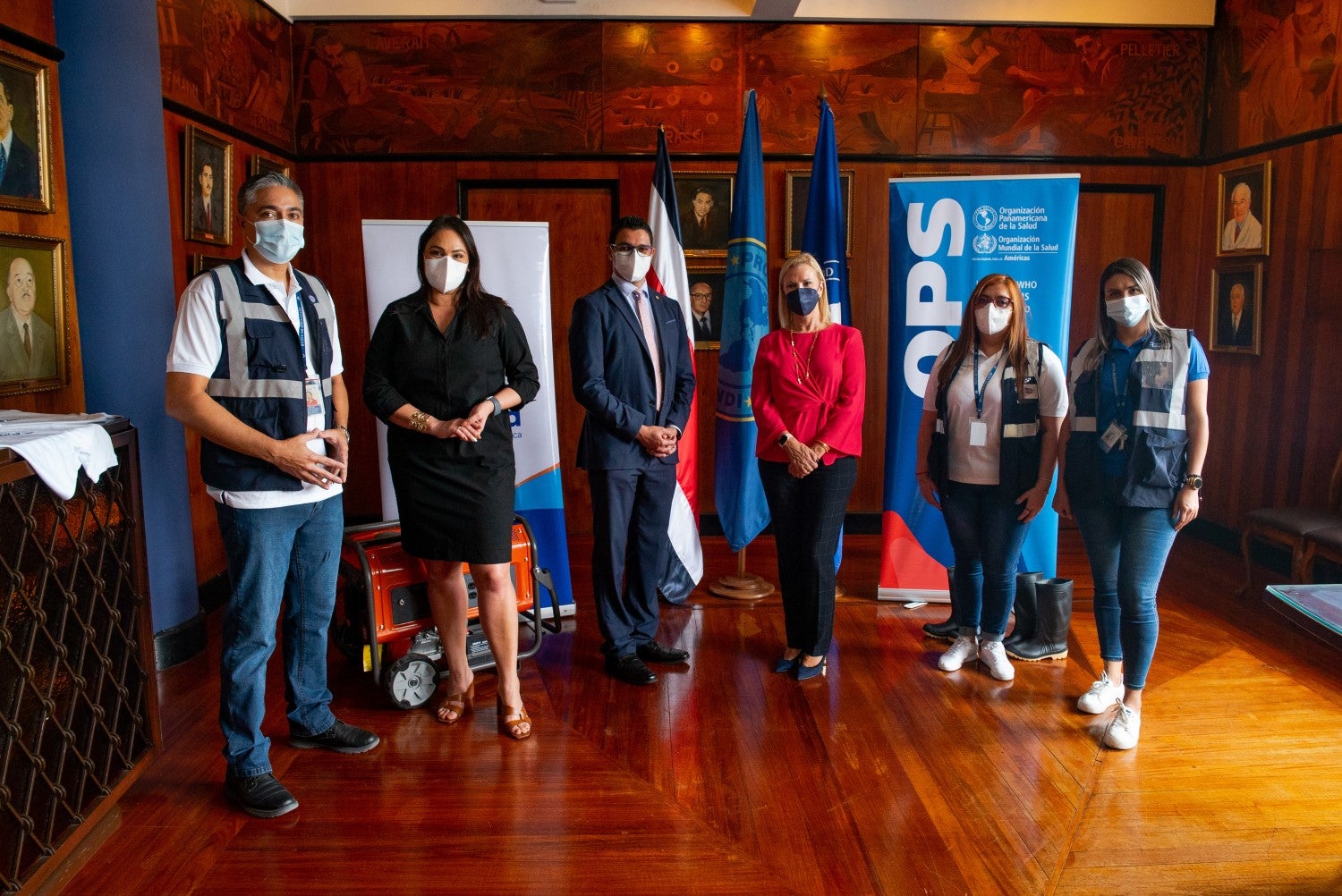 Equipo del Ministerio de Salud con Representante OPS