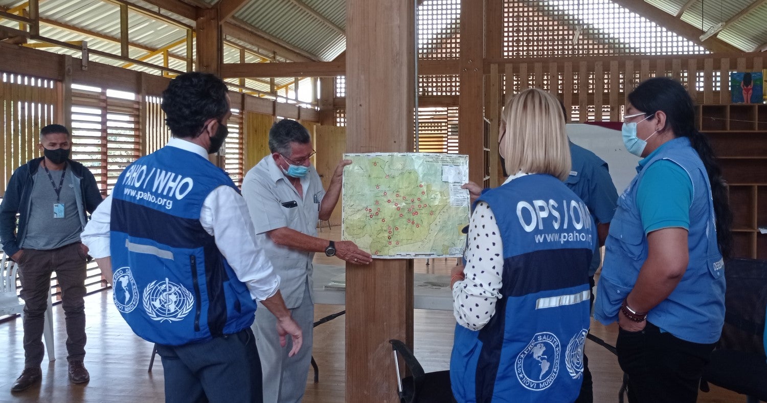 Médico local mostrando mapa con ubicación de casos