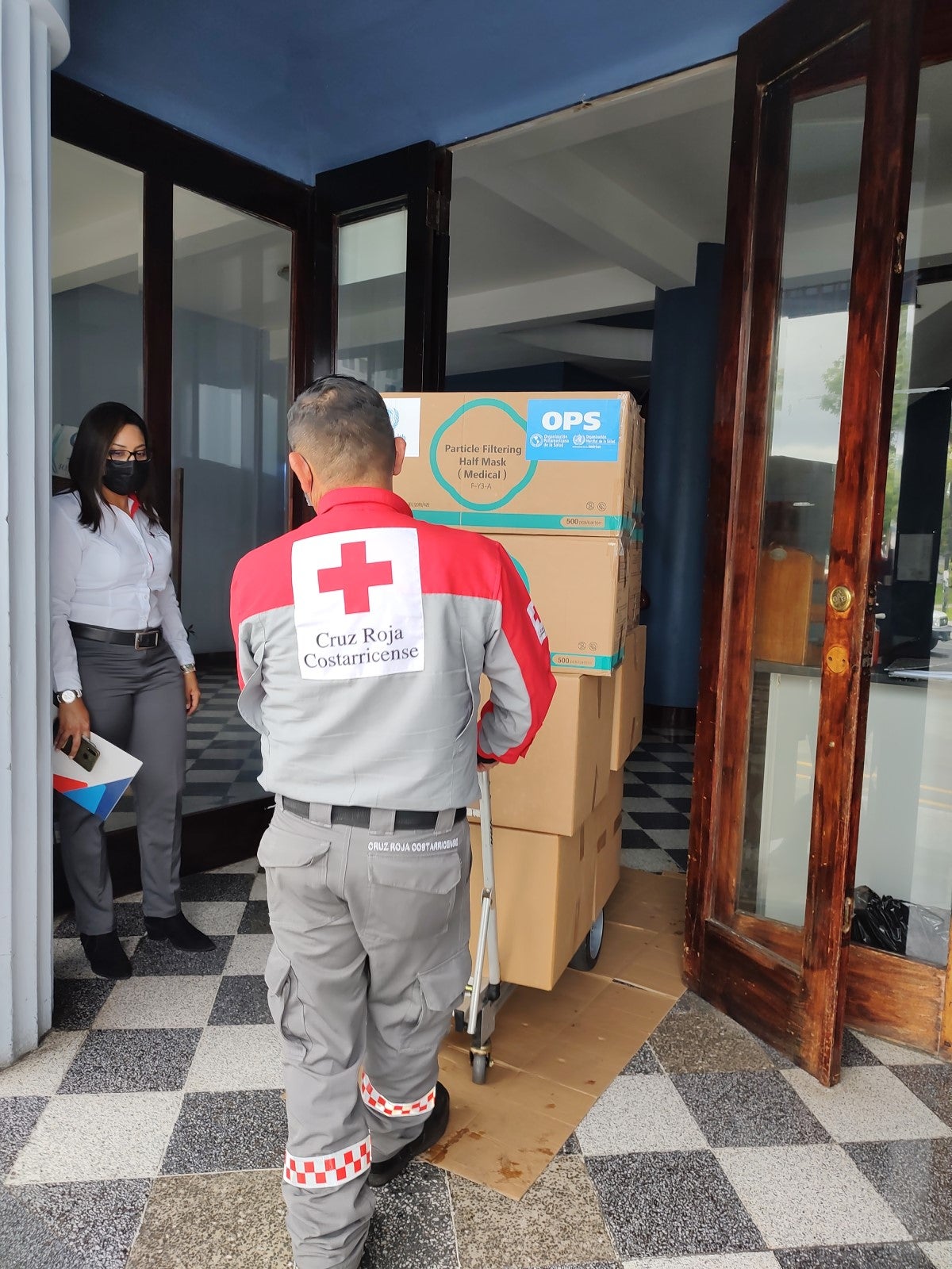 Personal de Cruz Roja cargando la donación al camión