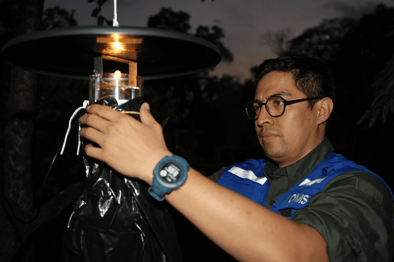 Colocación de una de las trampas de flebótomos