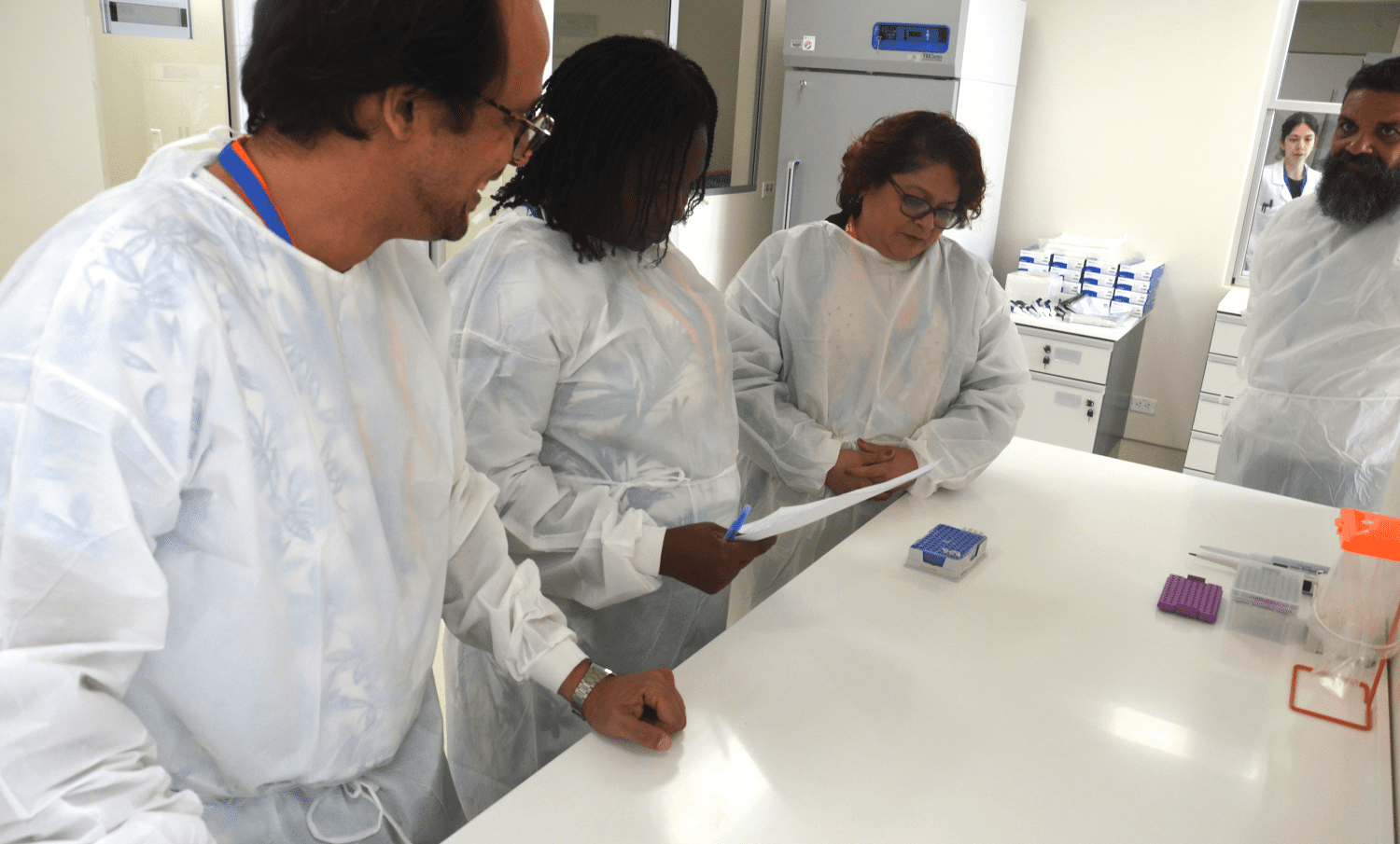 Participantes durante práctica de laboratorio