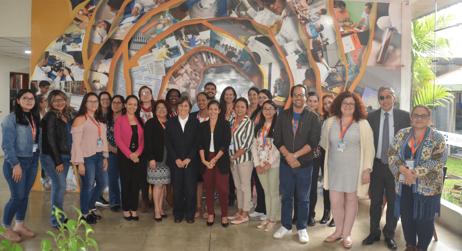 Foto grupal de los participantes en la actividad de cierre