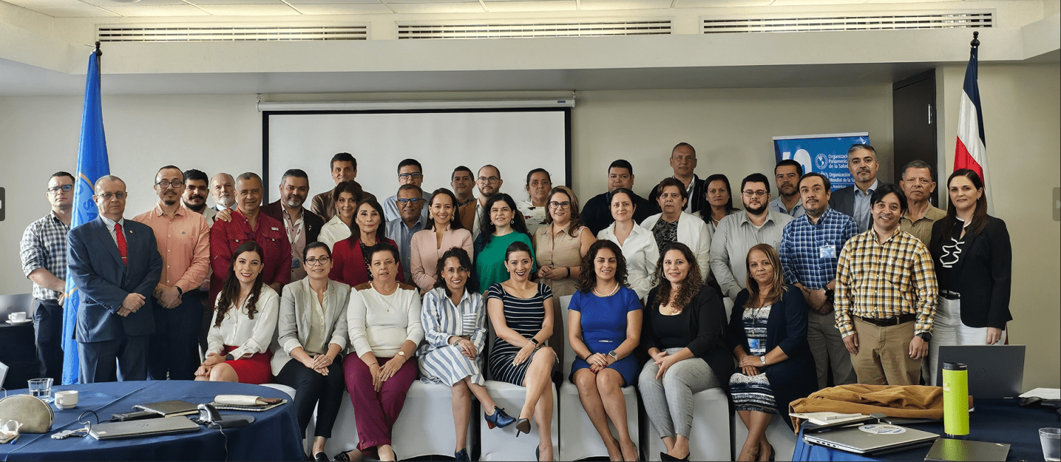 Fotografía grupal con todos los participantes y facilitadores del taller