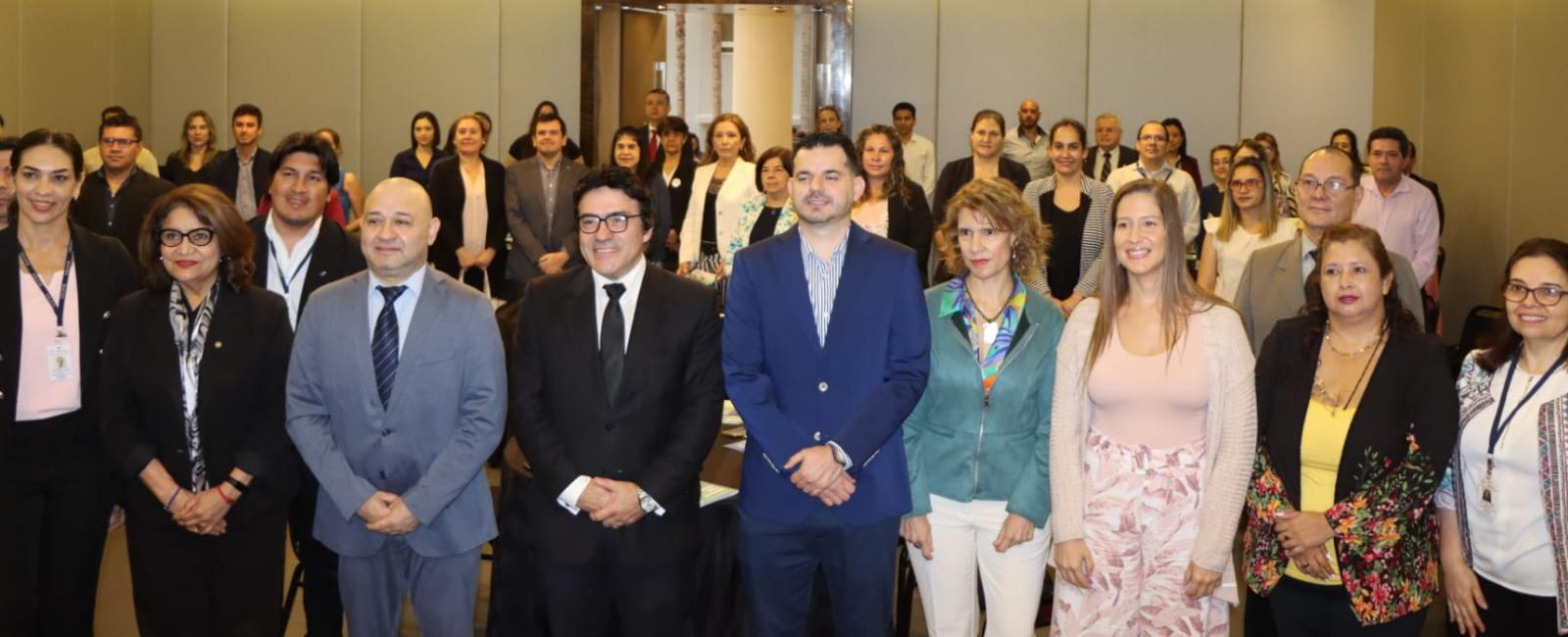 Autoridades y participantes talller Cuentas de Salud