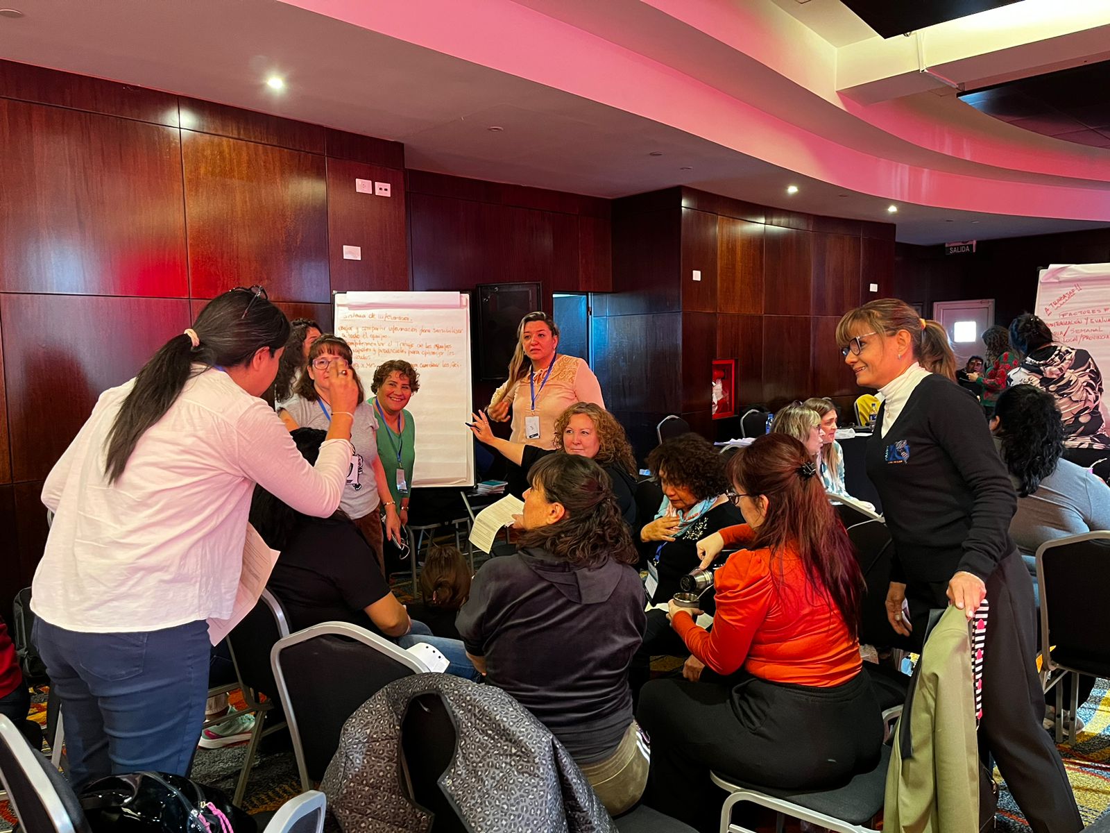 imagen de grupo trabajando durante el taller