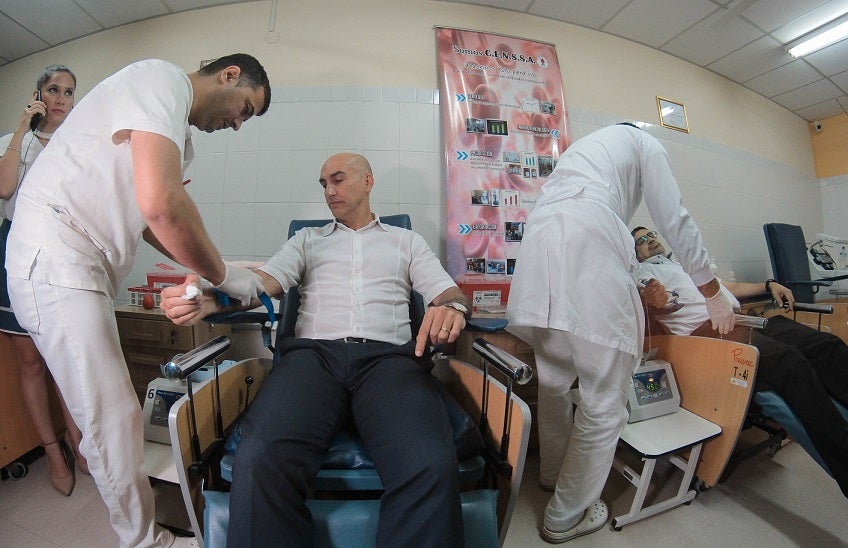Ministro de salud de Paraguay dona sangre