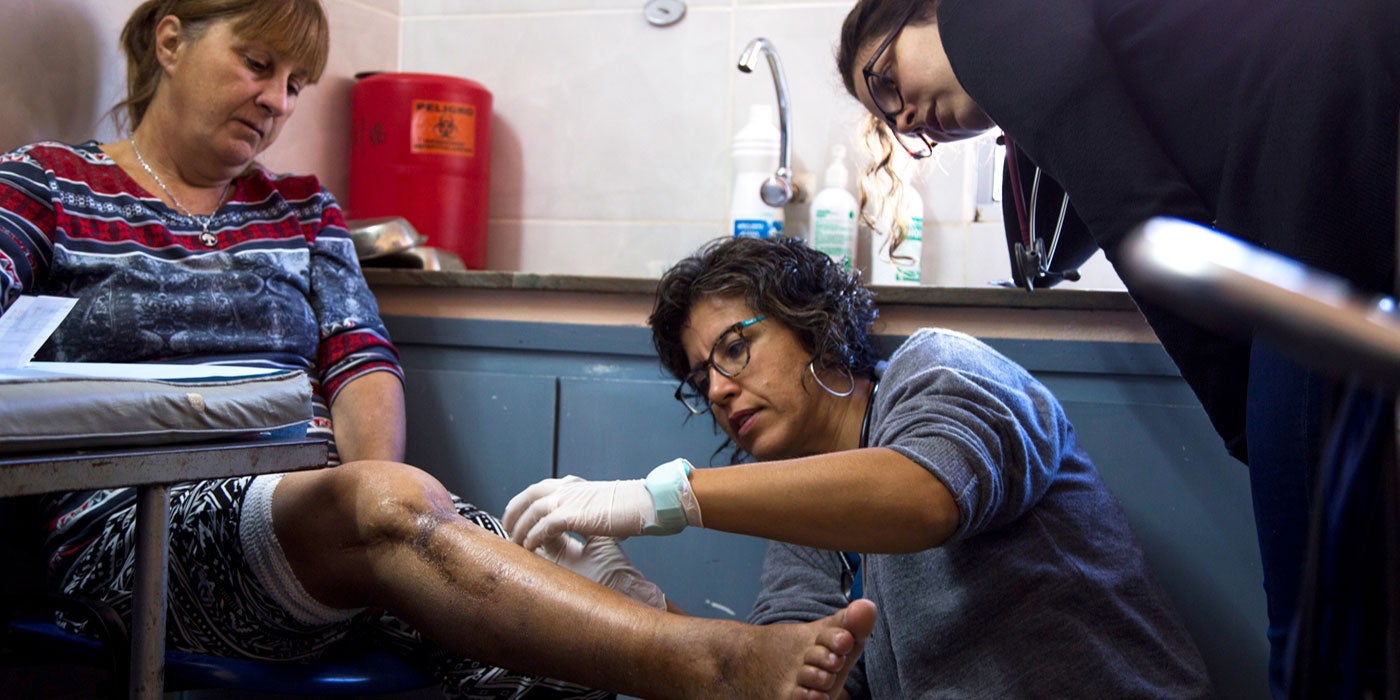  Un médico examina a un paciente.