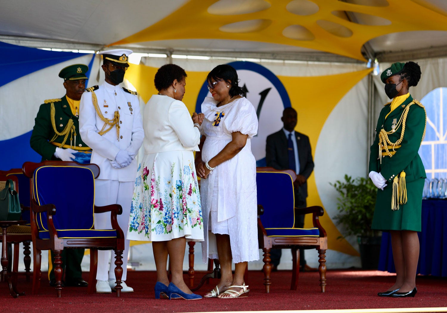 La doctora Etienne recibe el premio de parte de la Presidenta de Barbados, Sandra Mason.