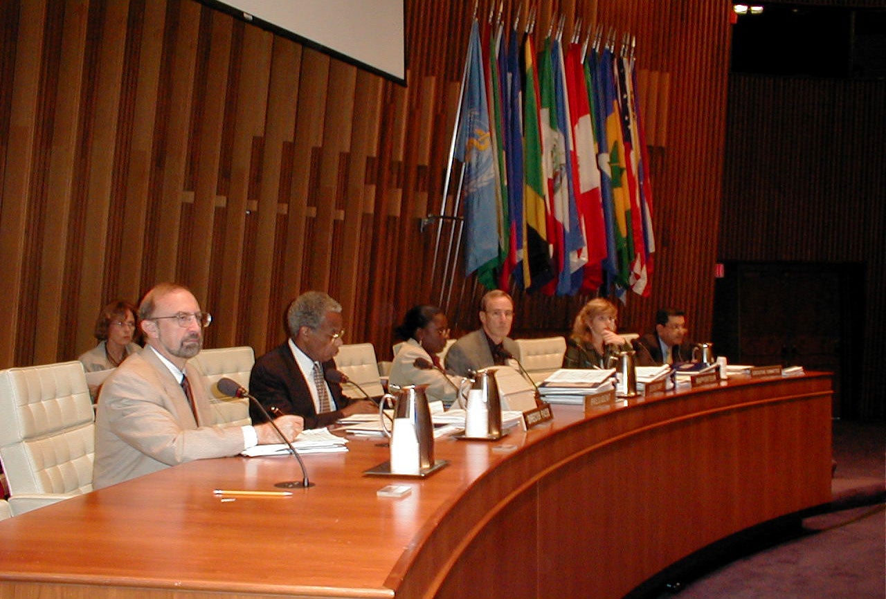 Dr. Fernando Zacarías, first coordinator of the PAHO AIDS Program, during an update on the situation and response to the HIV epidemic before the Ministers of Health of the Americas in 2000. Together with him, Dr. George Alleyne, Director of PAHO between 1995 and 2003.