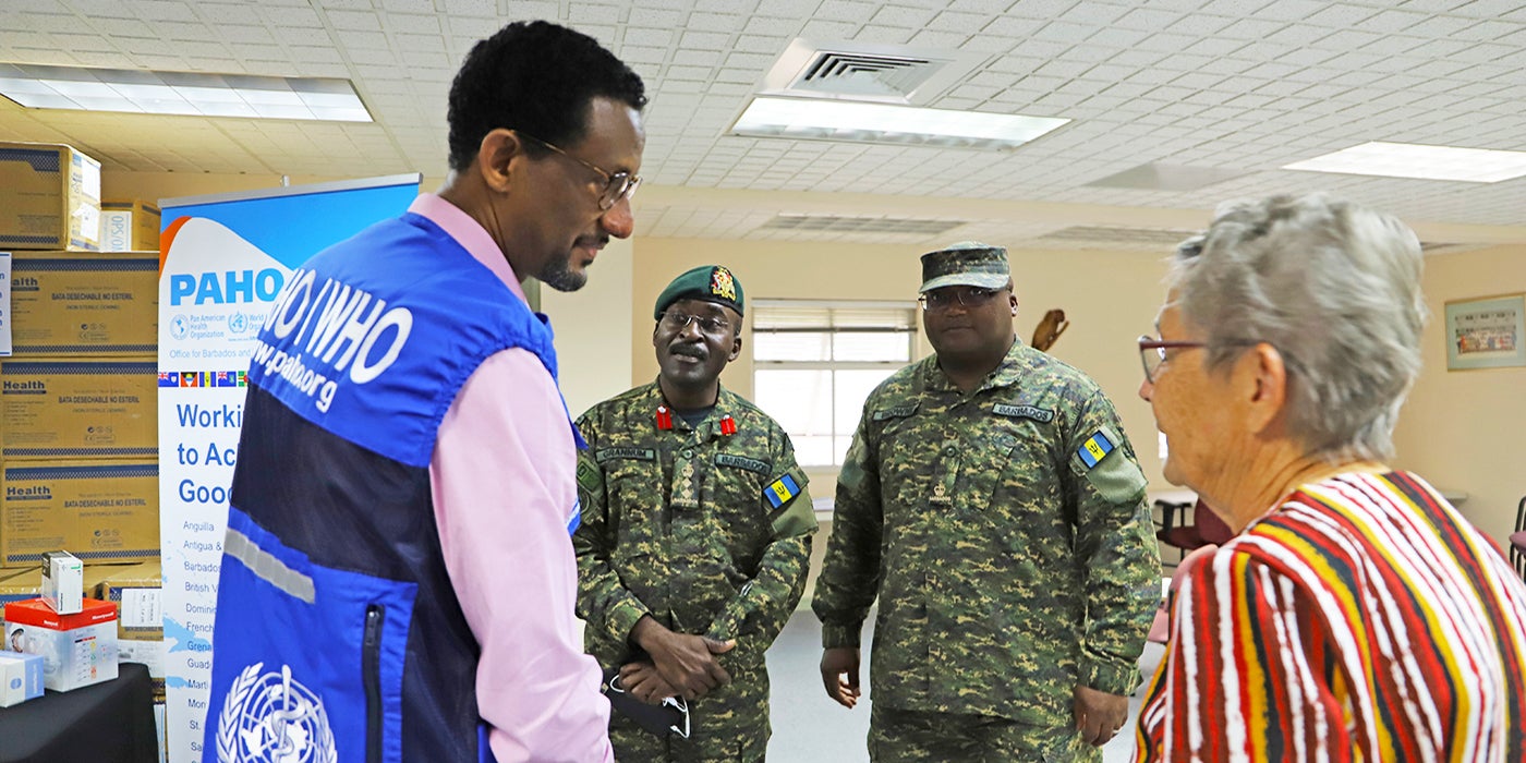 Dr Gebre and Col Grannum at a presentation ceremony