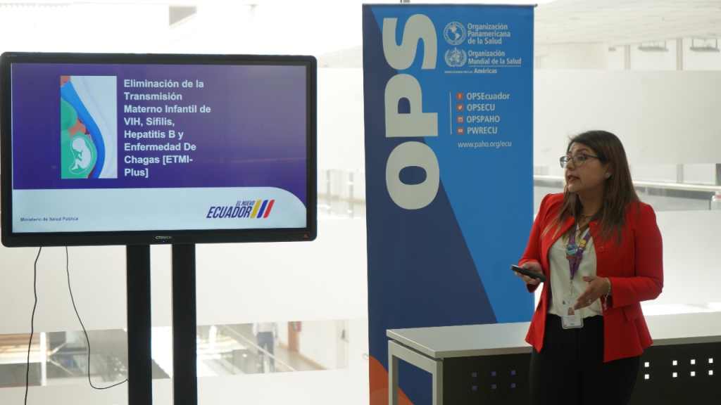 Una mujer expone en la reunión sobre certificación en Eliminación de la Transmisión Materno infantil de la infección por el VIH y la sífilis