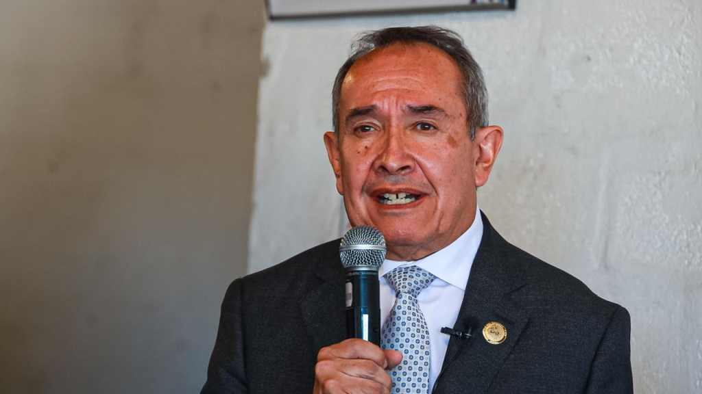 OPS Ecuador dona equipos portátiles de fumigación para control del Dengue