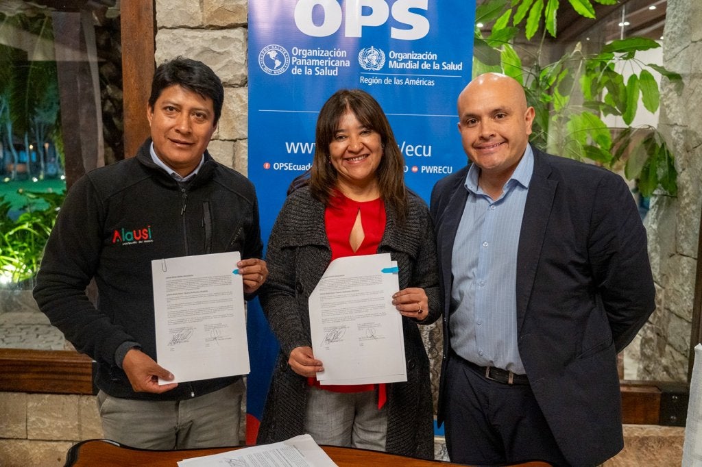 La doctora Quezada, representante de la OPS Ecuador, suscribió un acuerdo marco de cooperación técnica con el titular del Gobierno Autónomo Descentralizado (GAD) de Alausí, Remigio Roldán, con el fin de desarrollar y fortalecer los programas y actividades de promoción y prevención en salud.