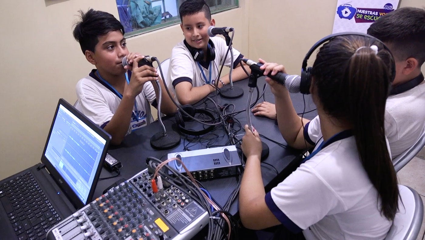 School-age children participate in the radio club <em>Nuestras voces se escuchan