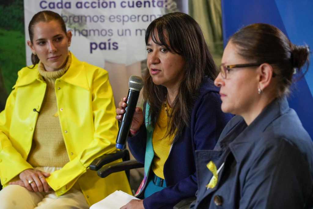 Sonia Quezada (centro), representante de OPS Ecuador interviene en el evento de entrega de medicamentos.  A su izquierda, Lavinia Valbonesi, Primera Dama de Ecuador.