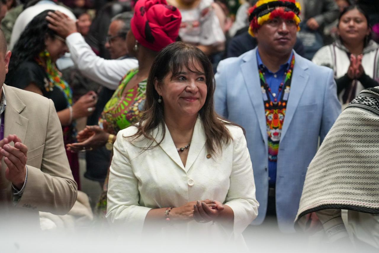 Sonia Quezada, representante de OPS junto a los asistentes al simposio