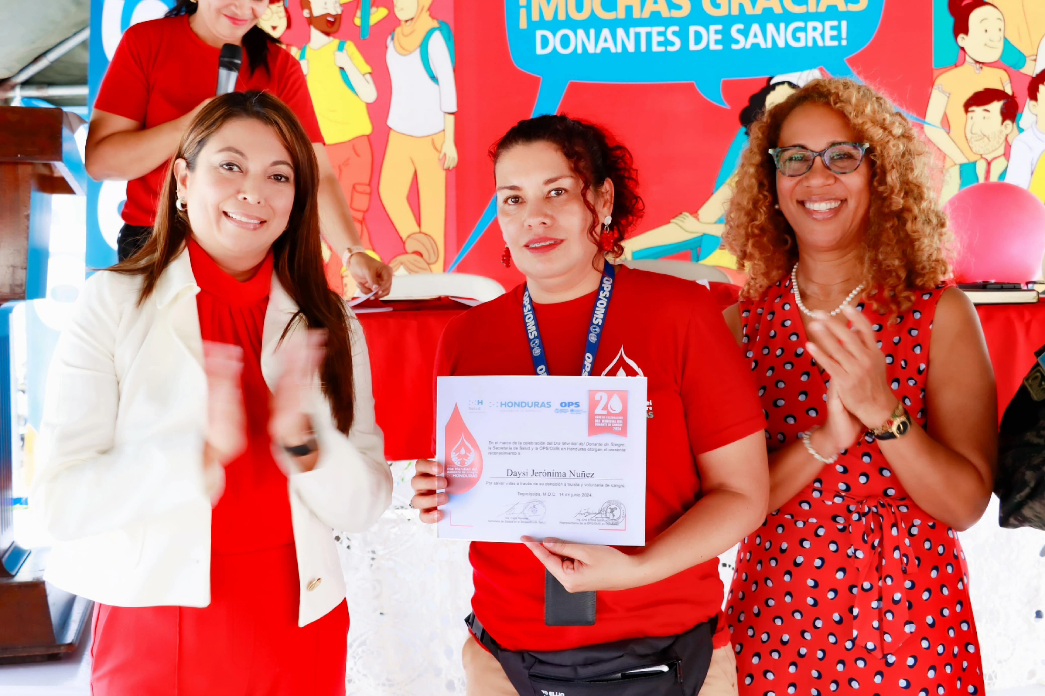 Entrega de reconocimiento a donante altruista por la viceministra de salud y la Representante de OPS