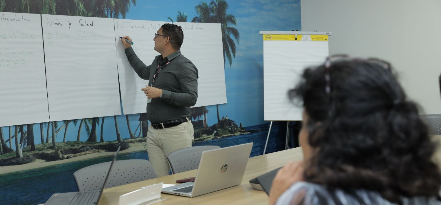 Mesa de trabajo - La Organización Panamericana de la Salud (OPS) y los ministerios de Salud de Colombia y Panamá se unieron en una Mesa de Salud Bifronteriza para abordar la crisis sanitaria que enfrentan los migrantes en Darién.