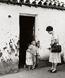 Una enfermera de salud pública hace una visita domiciliaria en Paraguay en 1952.