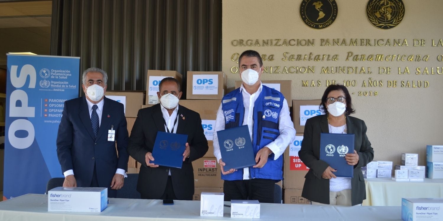 Autoridades del MSP, del Laboratorio Nacional y de OPS durante la entrega formal de la donación