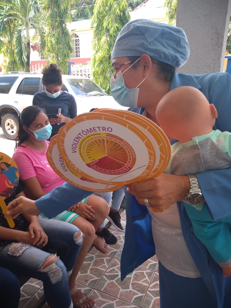 Enfermera departamento de Yoro, dando charlas de prevención de la violencia