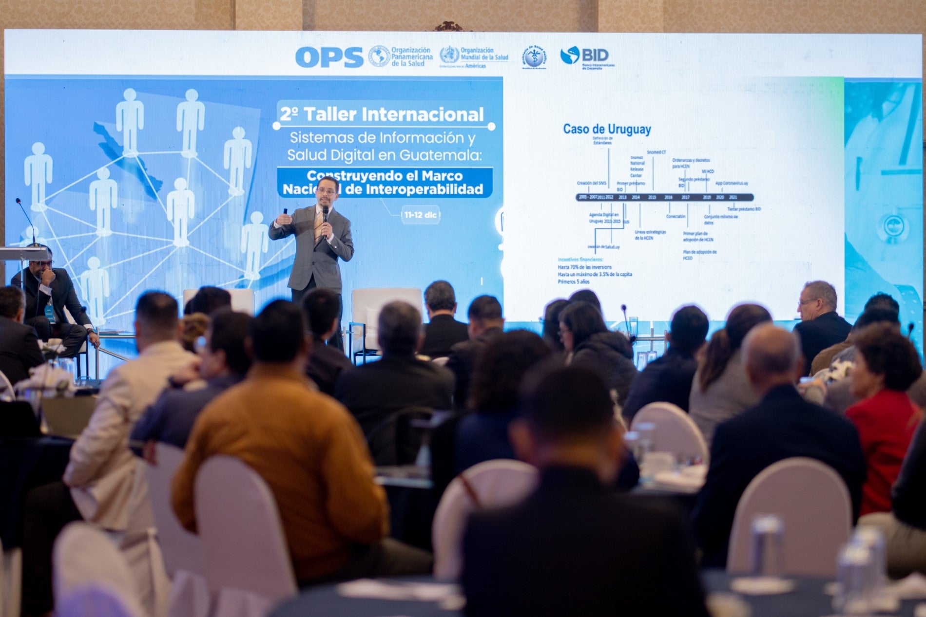 Luis Tejerina, experto del BID, expone el marco de interoperabilidad en salud digital en otros países. Luis Tejerina, experto del BID, expone el marco de interoperabilidad en salud digital en otros países"