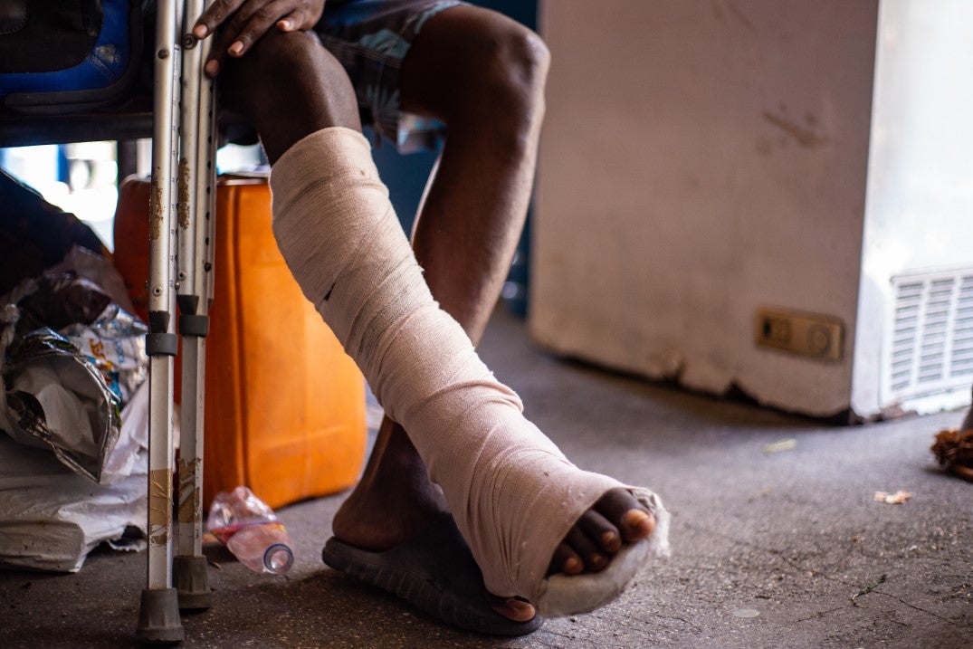John, 34, blessé par une balle perdue dans le quartier de Carrefour-feuilles
