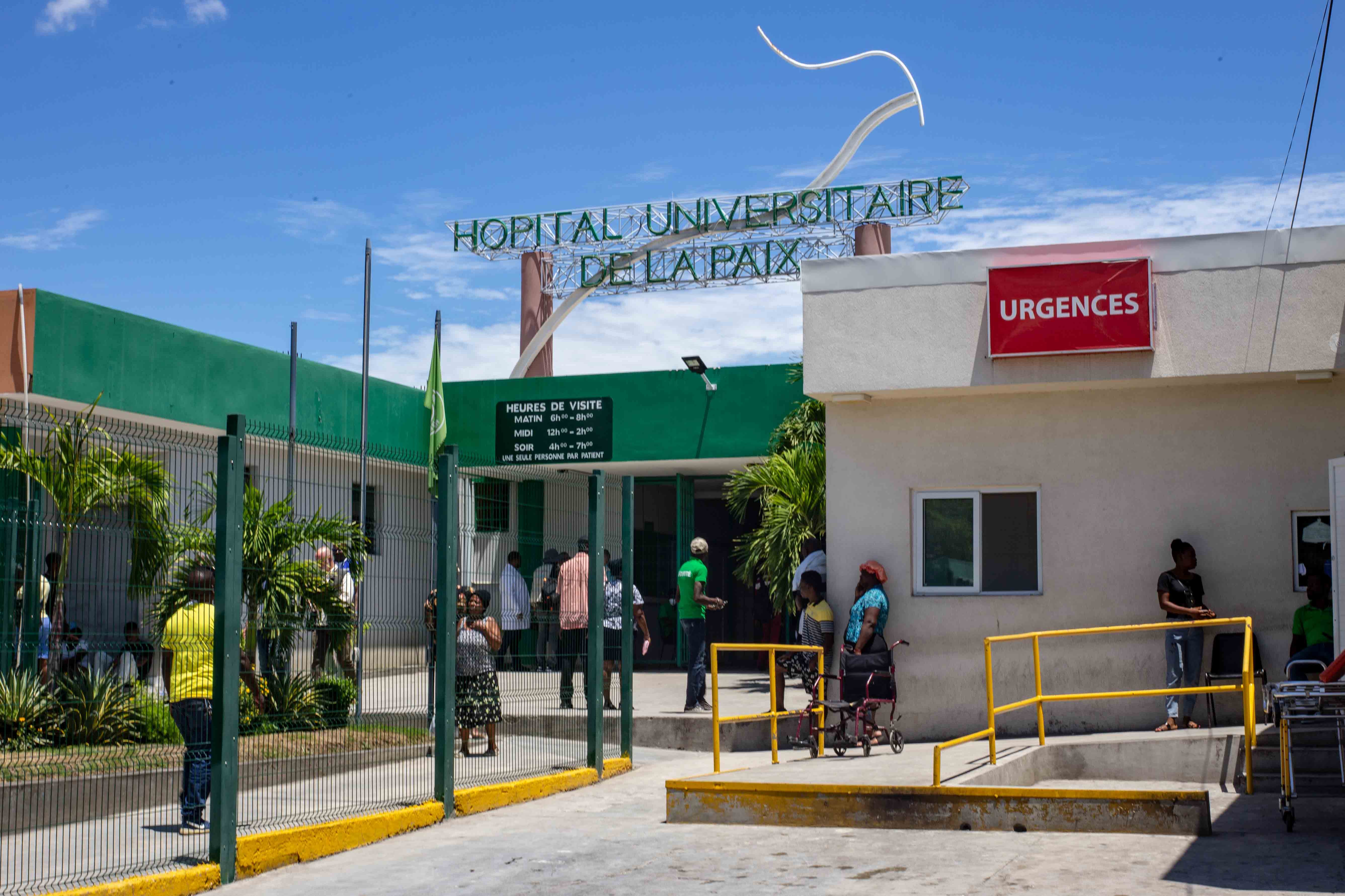 L’entrée de l’Hôpital Universitaire La Paix et sa salle ambulatoire d’urgence, (à droite)