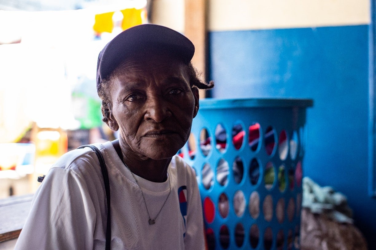 Marie, 67 años, residente en el asentamiento de desplazados internos de Colbert Lochard.