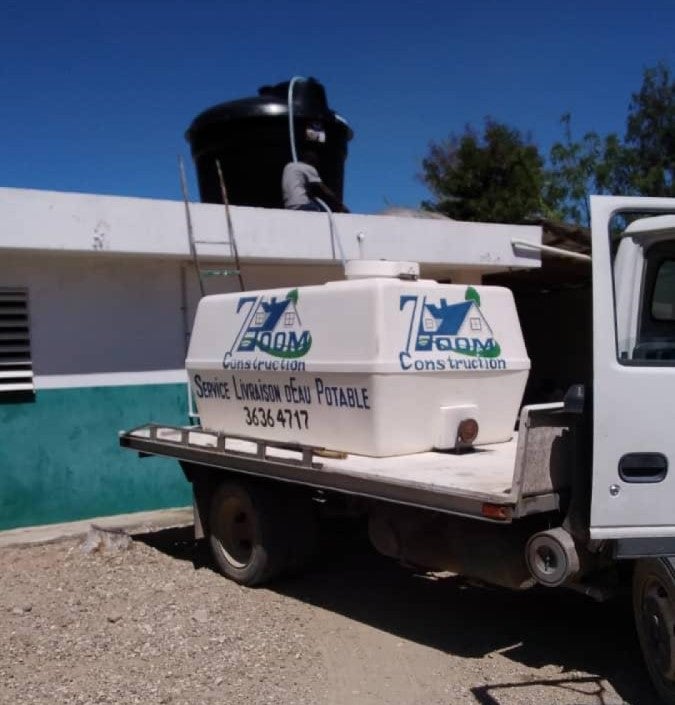 Un camion livrant de l’eau à un centre de Santé du département du Centre.