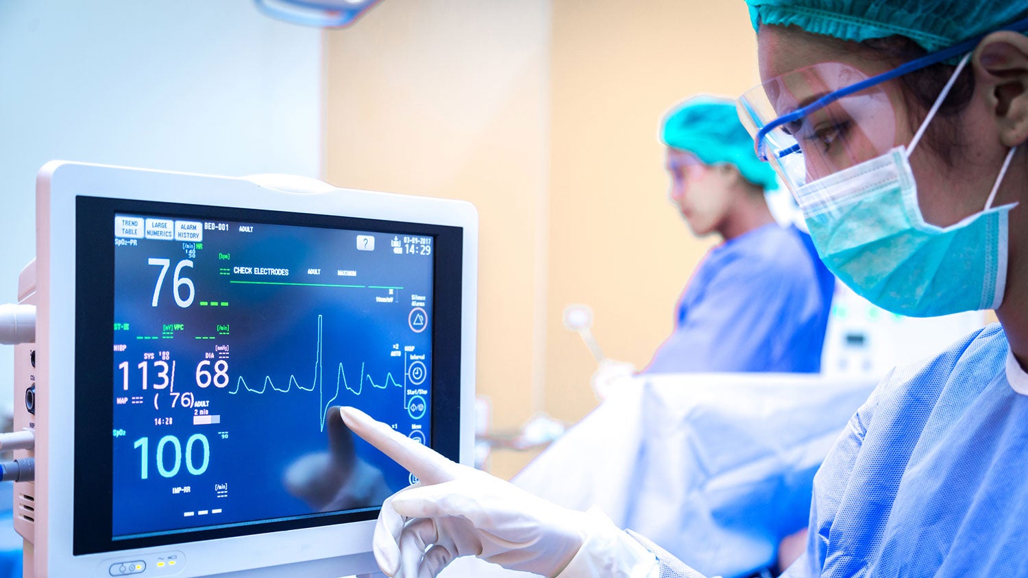 Trabajador de salud interactúa con un monitor