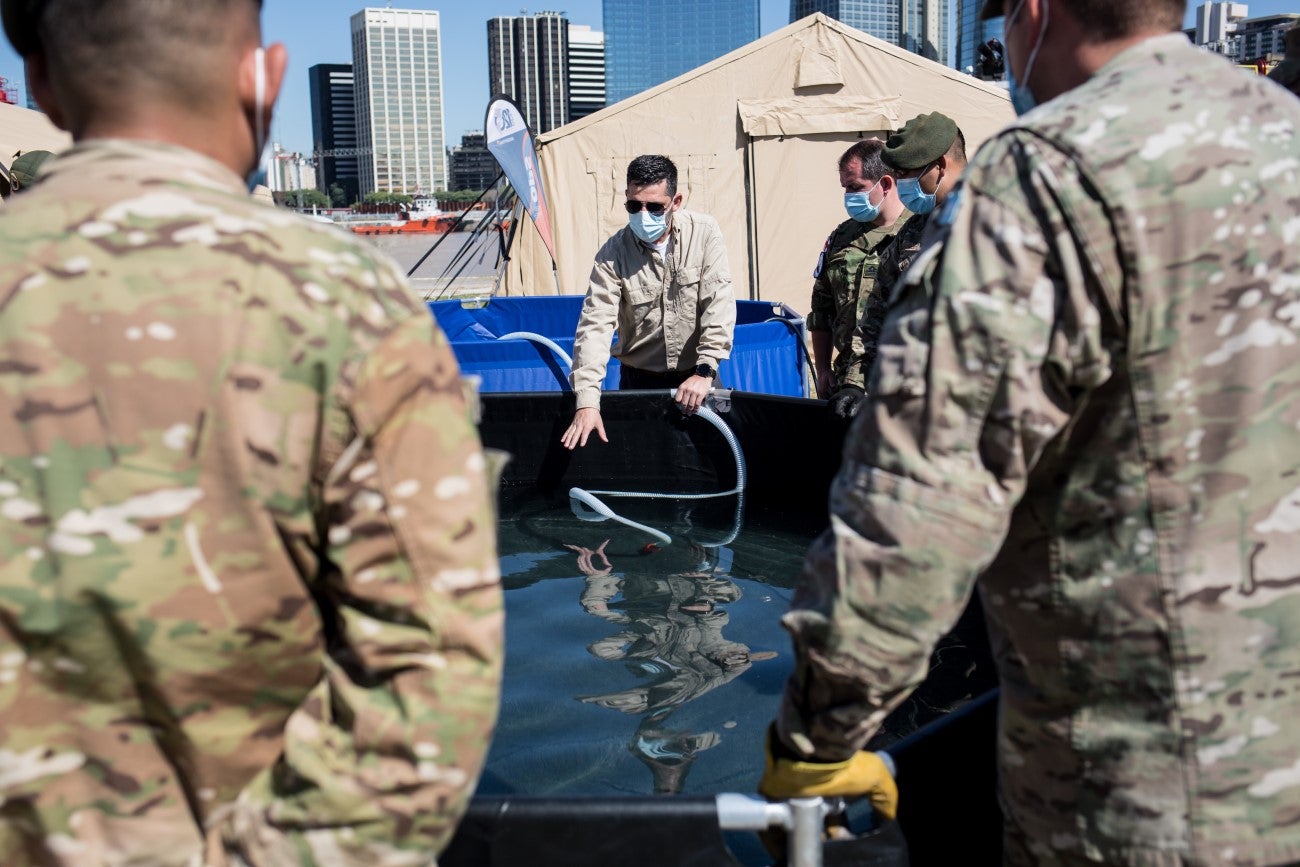 Personal de las fuerzas recibiendo capacitación sobre el almacenamiento de agua y su potabilización. Foto: OPS/OMS