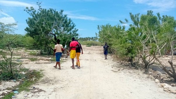 Con sólo dos CTDA en la isla, algunos pacientes de cólera deben caminar largas distancias para acceder a la atención sanitaria.
