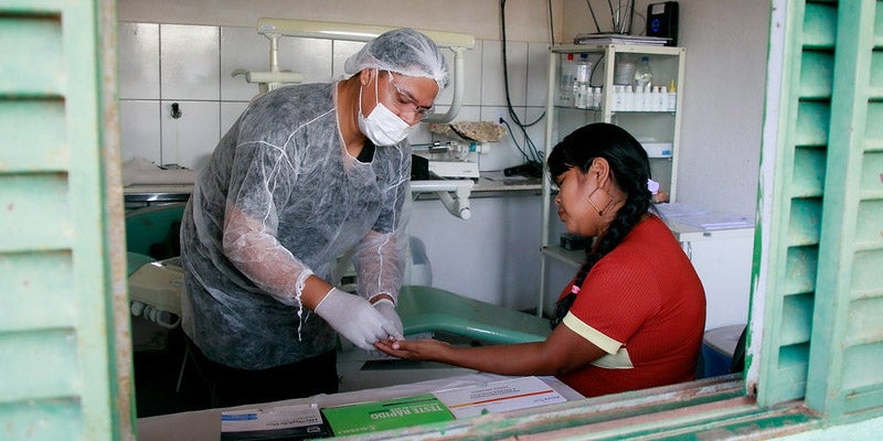 Medico tomando una muestra 