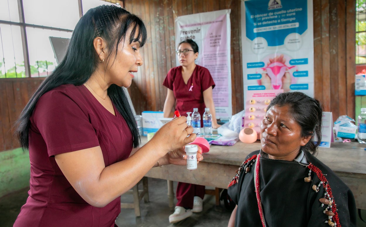 Through intercultural health brigades, services include vaccination, prenatal care, anemia prevention, and screening for various diseases, including the prevention and control of HIV, dengue, malaria, and whooping cough.