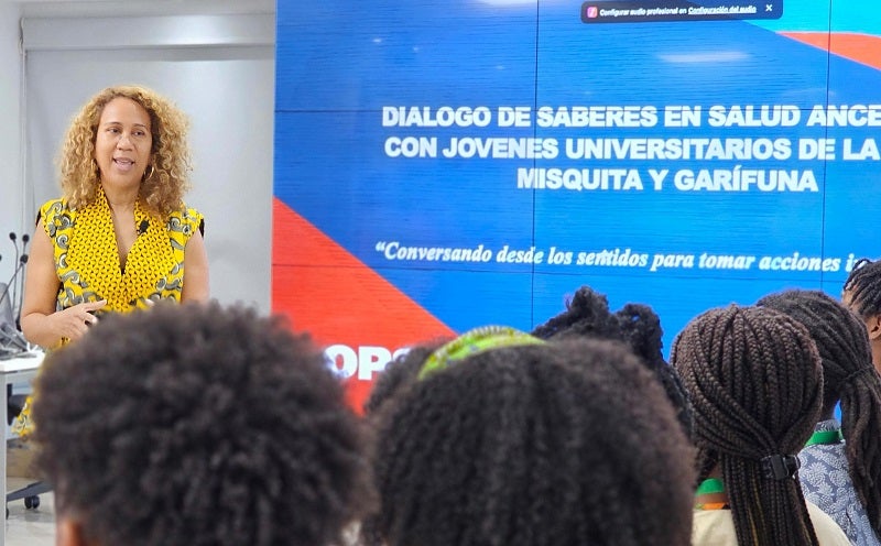 Representante de la OPS en diálogo de saberes con jóvenes garífunas y miskitos
